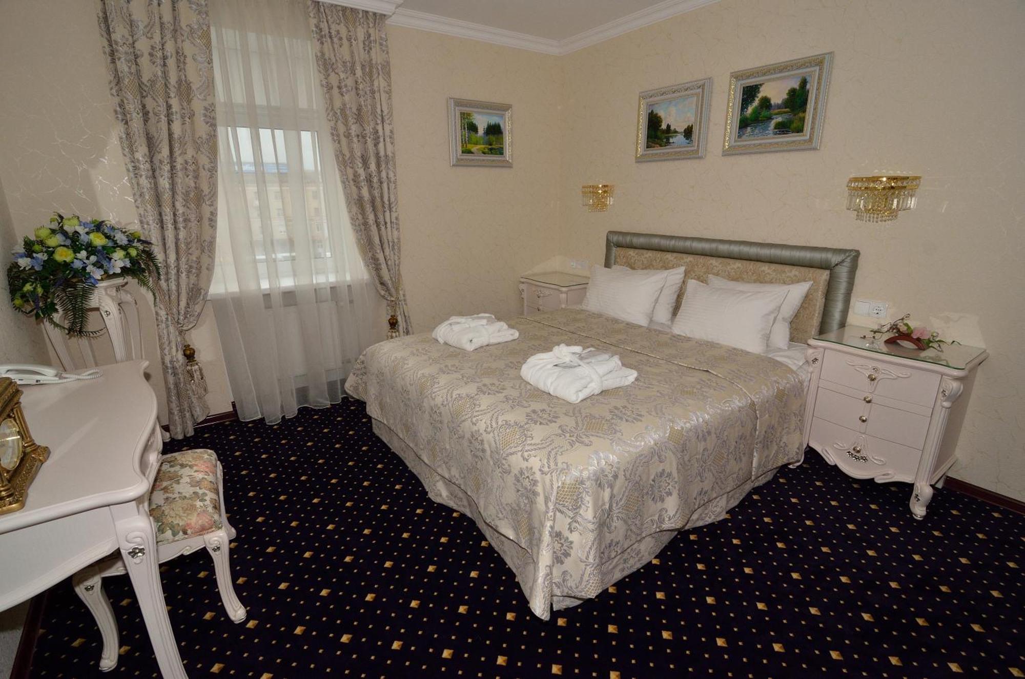 Hotel Ukraine Rivne Buitenkant foto