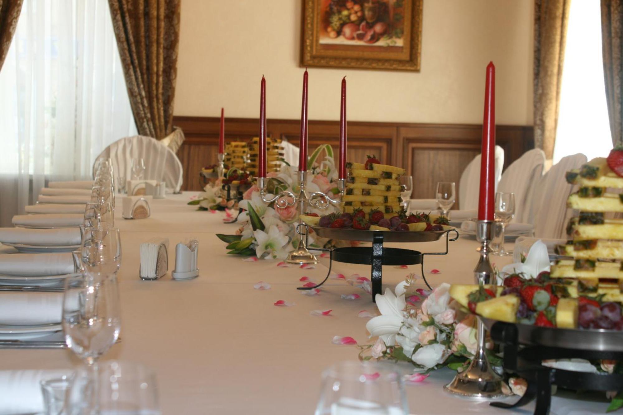 Hotel Ukraine Rivne Buitenkant foto