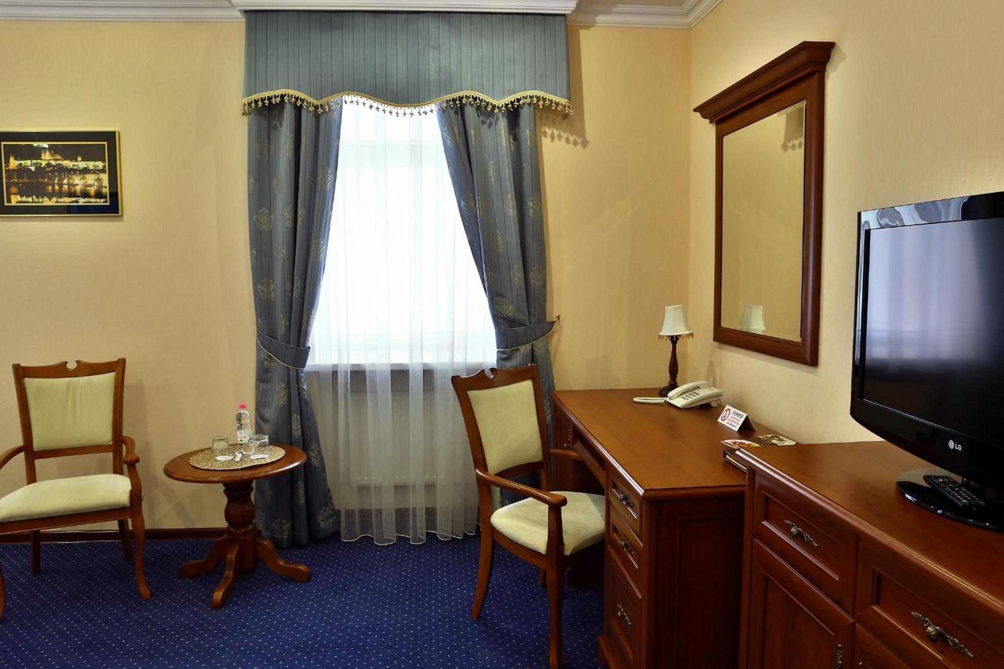 Hotel Ukraine Rivne Buitenkant foto